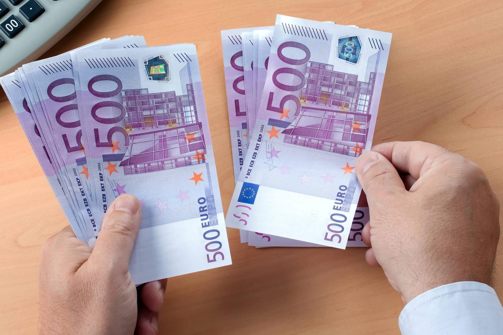 Zählung von 500-Euro-Scheinen: Die deutsche Wirtschaft wächst seit neun Jahren kontinuierlich an. (Symbolbild) Zählung von 500-Euro-Scheinen: Die deutsche Wirtschaft wächst seit neun Jahren kontinuierlich an. (Symbolbild)