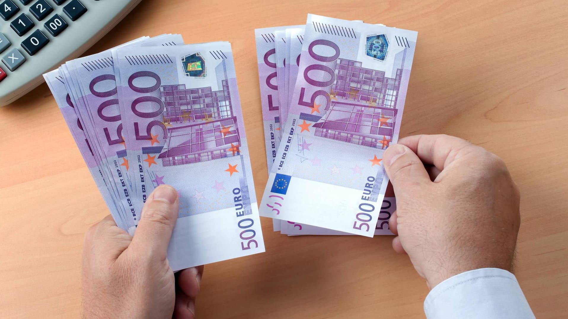 Zählung von 500-Euro-Scheinen: Die deutsche Wirtschaft wächst seit neun Jahren kontinuierlich an. (Symbolbild) Zählung von 500-Euro-Scheinen: Die deutsche Wirtschaft wächst seit neun Jahren kontinuierlich an. (Symbolbild)