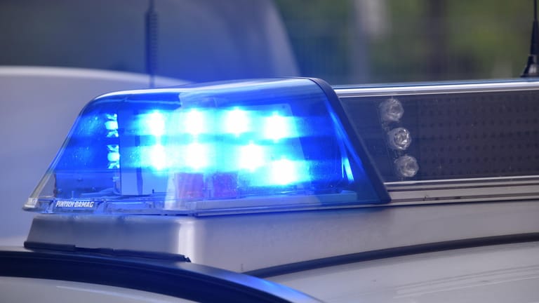 Blaulicht der Polizei: Ein Mann griff ihn Bielefeld Passanten an. (Symbolbild)