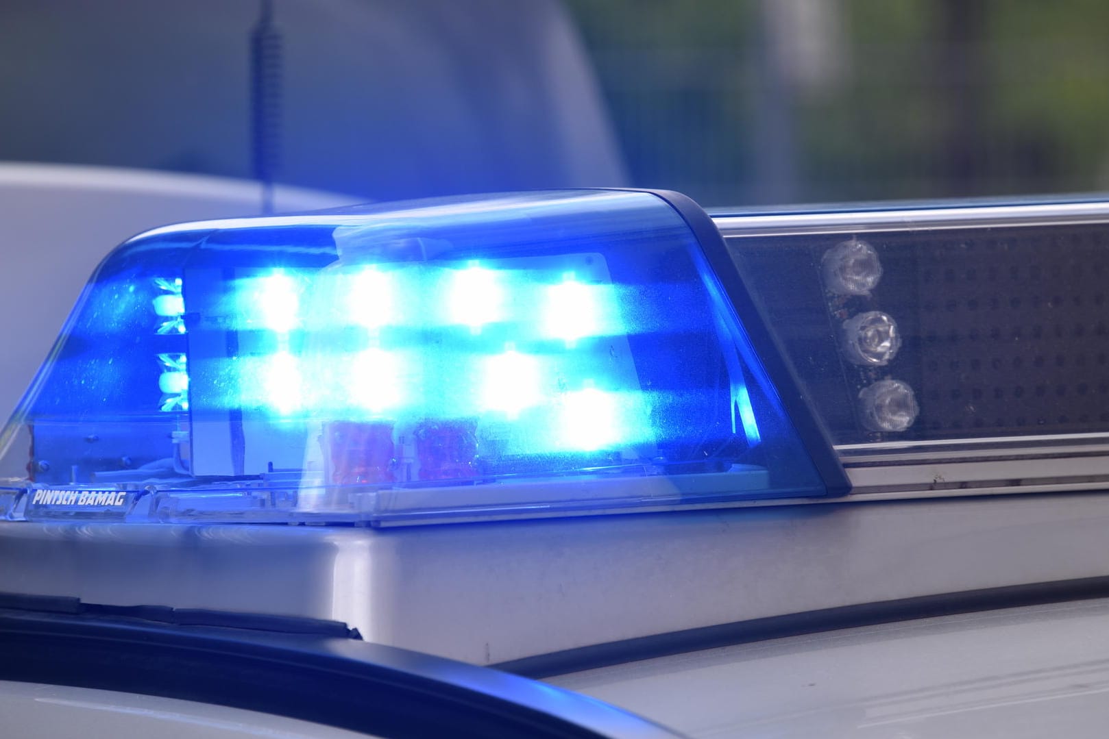 Blaulicht der Polizei: Ein Mann griff ihn Bielefeld Passanten an. (Symbolbild)