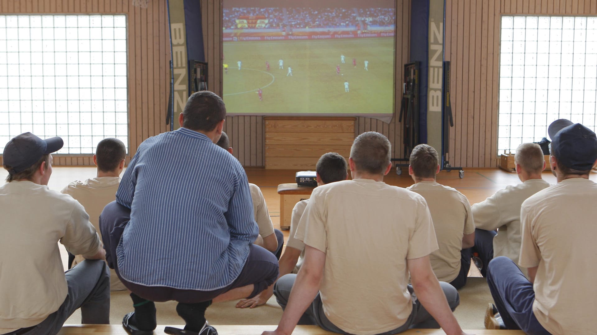 Fußball gucken auf dem Beamer: Stiftung Warentest zeigt, dass auch günstigere Modelle mithalten können. (Archivbild)