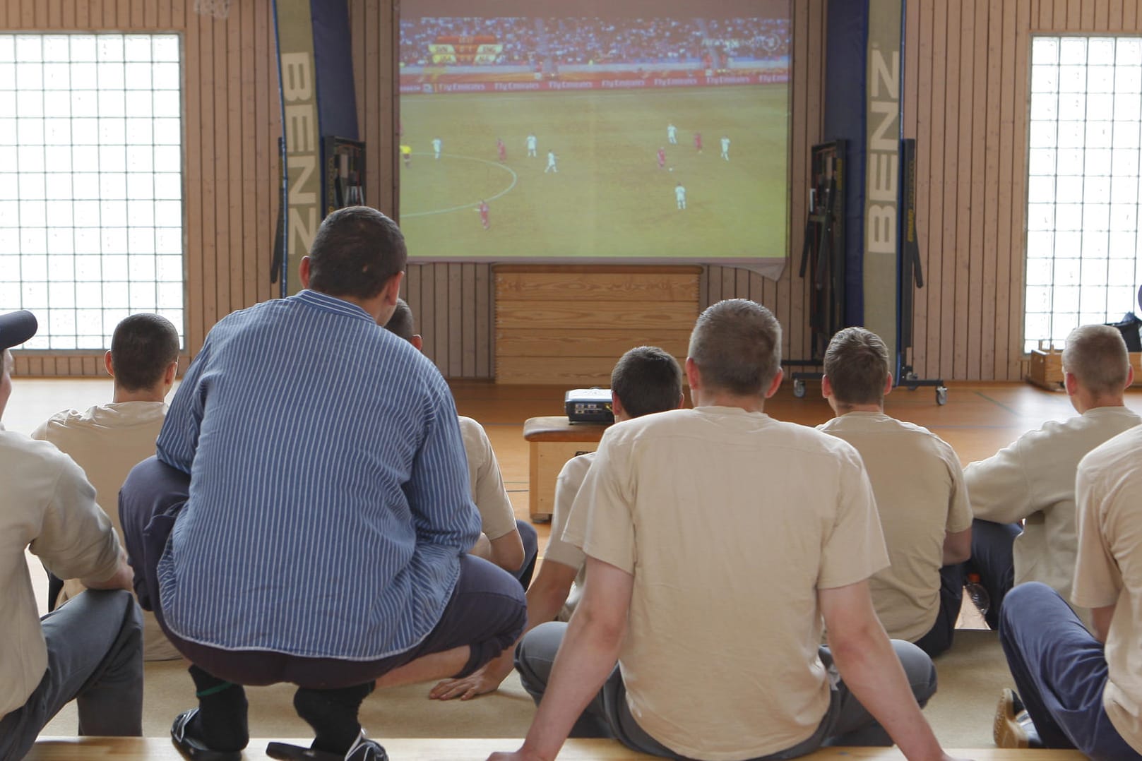 Fußball gucken auf dem Beamer: Stiftung Warentest zeigt, dass auch günstigere Modelle mithalten können. (Archivbild)