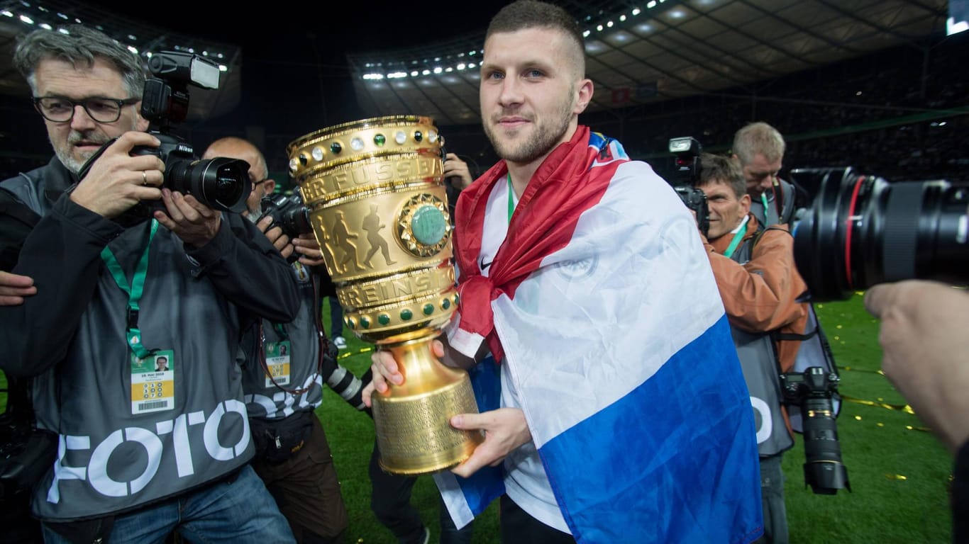 Eintracht-Geschichte: Rebic mit dem DFB-Pokal nach dem Finalsieg gegen die Bayern.