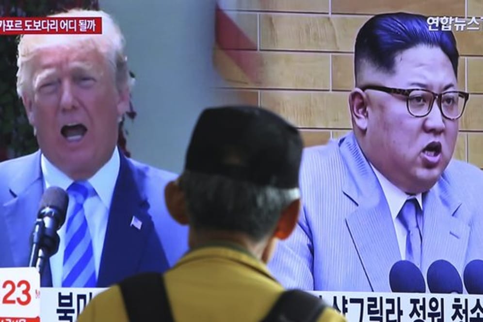 Kim Jong Un (r) und Donald Trump während einer Nachrichtensendung auf einem TV-Bildschirm in Seoul.