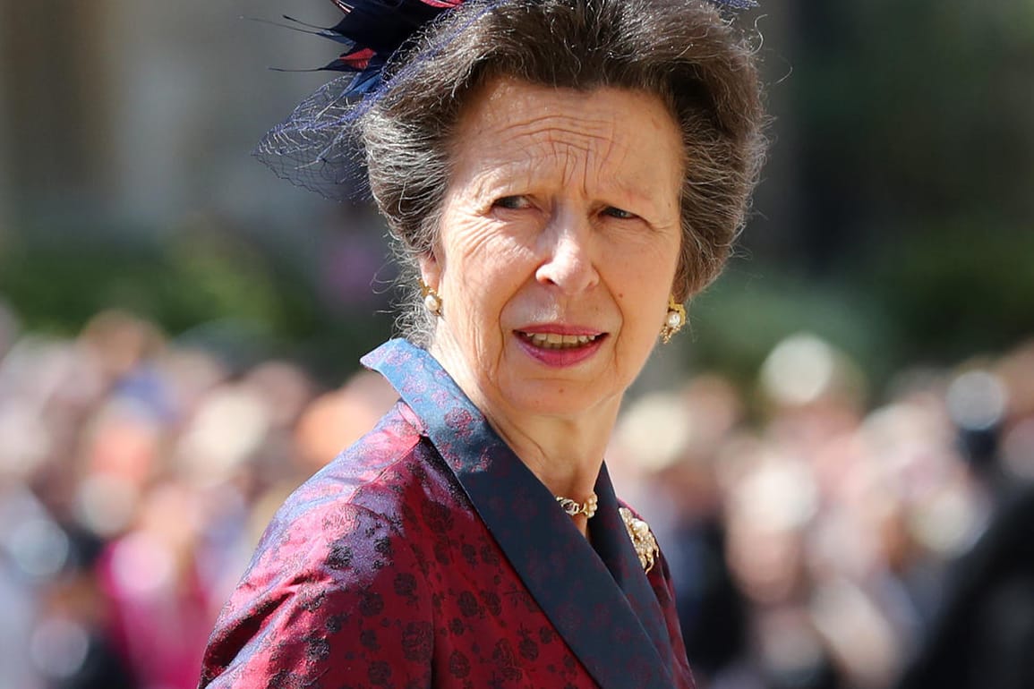 Zu Gast bei der Royal Wedding: Prinzessin Anne im Hugh-Hefner-Gedächtnis-Look.