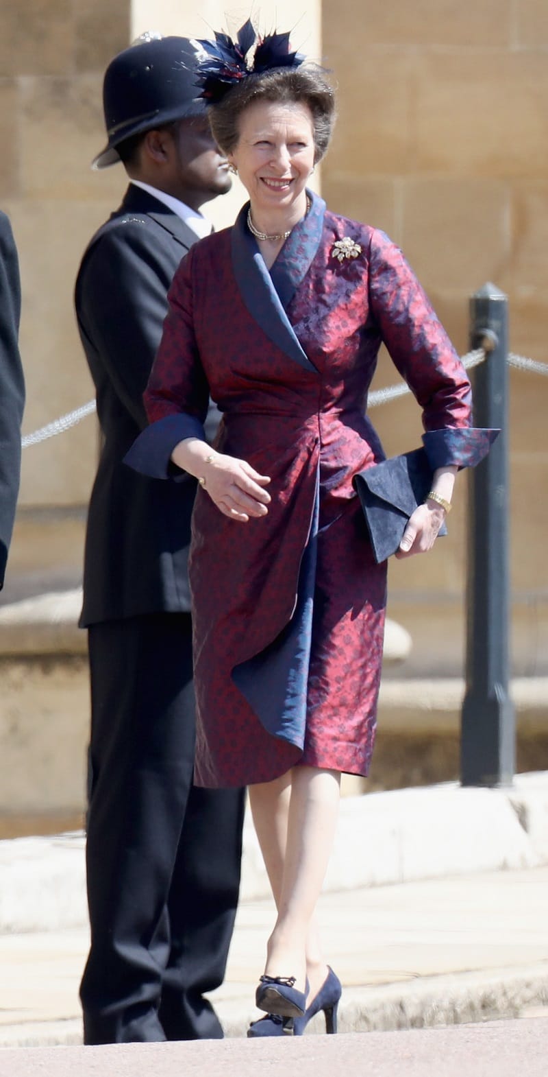 Zu Gast bei der Royal Wedding: Prinzessin Anne im Hugh-Hefner-Gedächtnis-Look.
