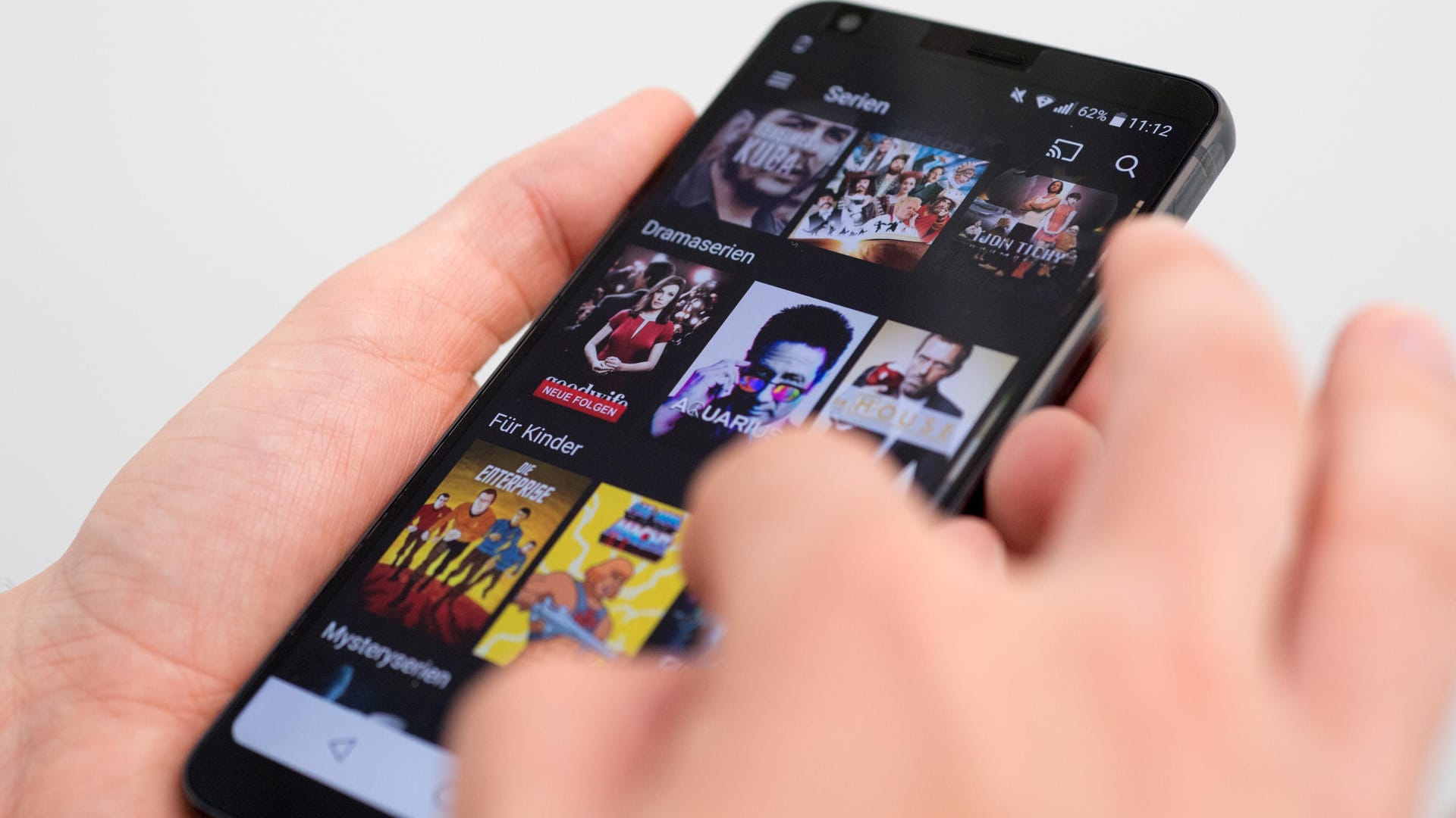 Streamen auf dem Handy: Neue Regelungen machen das Schauen von Filmen und Serien EU-weit möglich. Streamen auf dem Handy: Neue Regelungen machen das Schauen von Filmen und Serien EU-weit möglich.