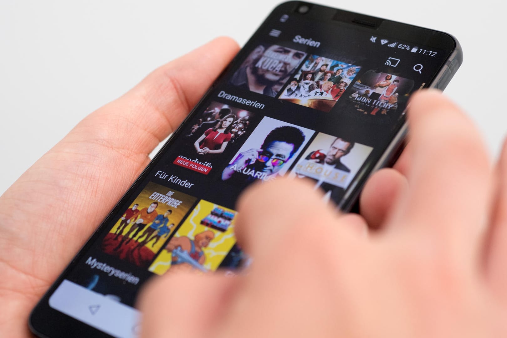 Streamen auf dem Handy: Neue Regelungen machen das Schauen von Filmen und Serien EU-weit möglich.