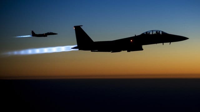Jets der US Air Force über dem syrisch-irakischen Grenzgebiet. Jets der US Air Force über dem syrisch-irakischen Grenzgebiet.