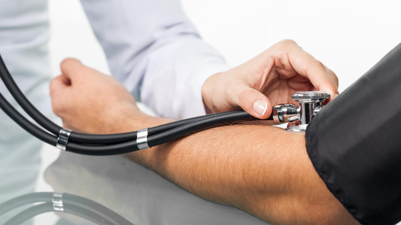 Blutdruck messen: Das deutsche Gesundheitssystem ist in den letzten Jahren besser geworden.