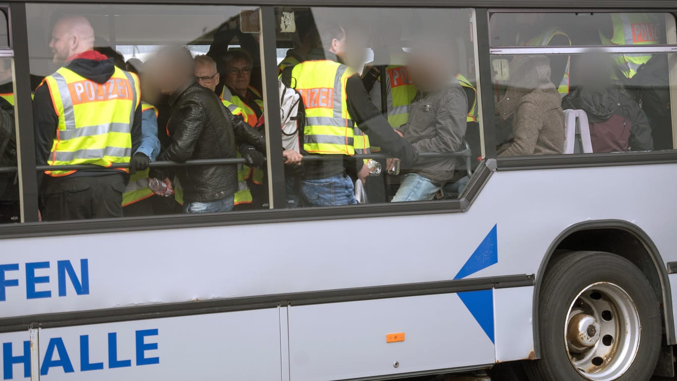 Bundespolizei und Asylbewerber im Shuttle-Bus zum Flugzeug: Viele Piloten wollen nichts mit der Rückführung von Flüchtlingen zu tun haben. (Archivbild)