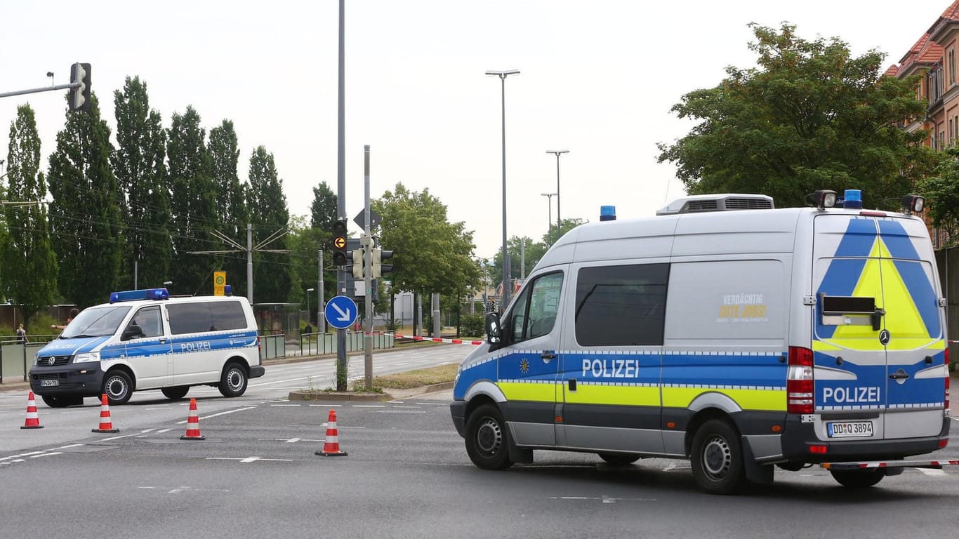Polizeiwagen vor einer Absperrung nach dem Bombenfund in Dresden: Noch immer ist die Lage gefährlich.