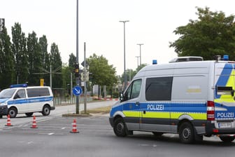 Polizeiwagen vor einer Absperrung nach dem Bombenfund in Dresden: Noch immer ist die Lage gefährlich.