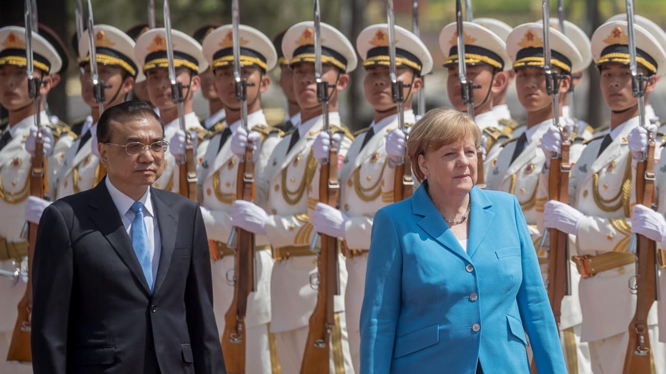 Bundeskanzlerin Angela Merkel wird vom chinesischen Ministerpräsidenten Li Keqiang mit militärischen Ehren begrüsst: Merkel will bei ihrem Besuch in China auch Menschenrechtsfragen ansprechen.