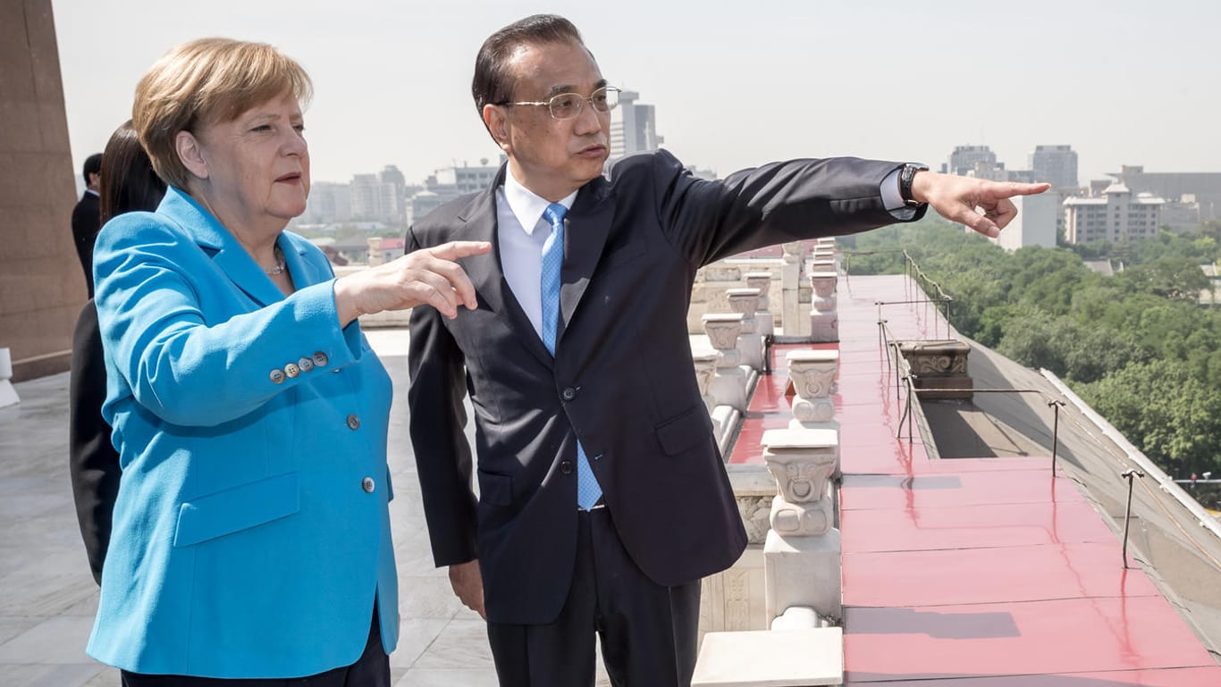 Bundeskanzlerin Angela Merkel (CDU) spricht mit dem chinesischen Ministerpräsidenten Li Keqiang: Merkel hält sich zu einem zweitägigen Besuch in der Volksrepublik China auf.