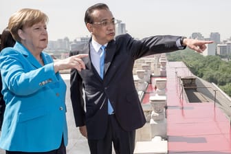 Bundeskanzlerin Angela Merkel (CDU) spricht mit dem chinesischen Ministerpräsidenten Li Keqiang: Merkel hält sich zu einem zweitägigen Besuch in der Volksrepublik China auf.