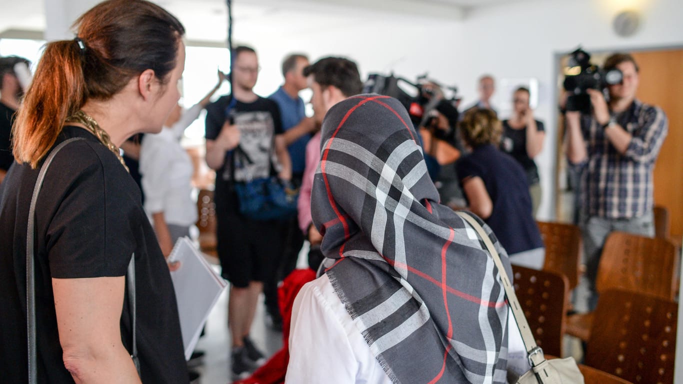 Zeynep Cetin (r) vom Netzwerk gegen Diskriminierung und Islamfeindlichkeit äußert sich vor Journalisten über das Urteil zur Klage einer Lehrerin, die mit Kopftuch unterrichten will: Das Berliner Arbeitsgericht hat die Klage einer muslimischen Lehrerin abgewiesen.