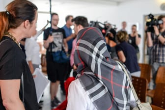 Zeynep Cetin (r) vom Netzwerk gegen Diskriminierung und Islamfeindlichkeit äußert sich vor Journalisten über das Urteil zur Klage einer Lehrerin, die mit Kopftuch unterrichten will: Das Berliner Arbeitsgericht hat die Klage einer muslimischen Lehrerin abgewiesen.
