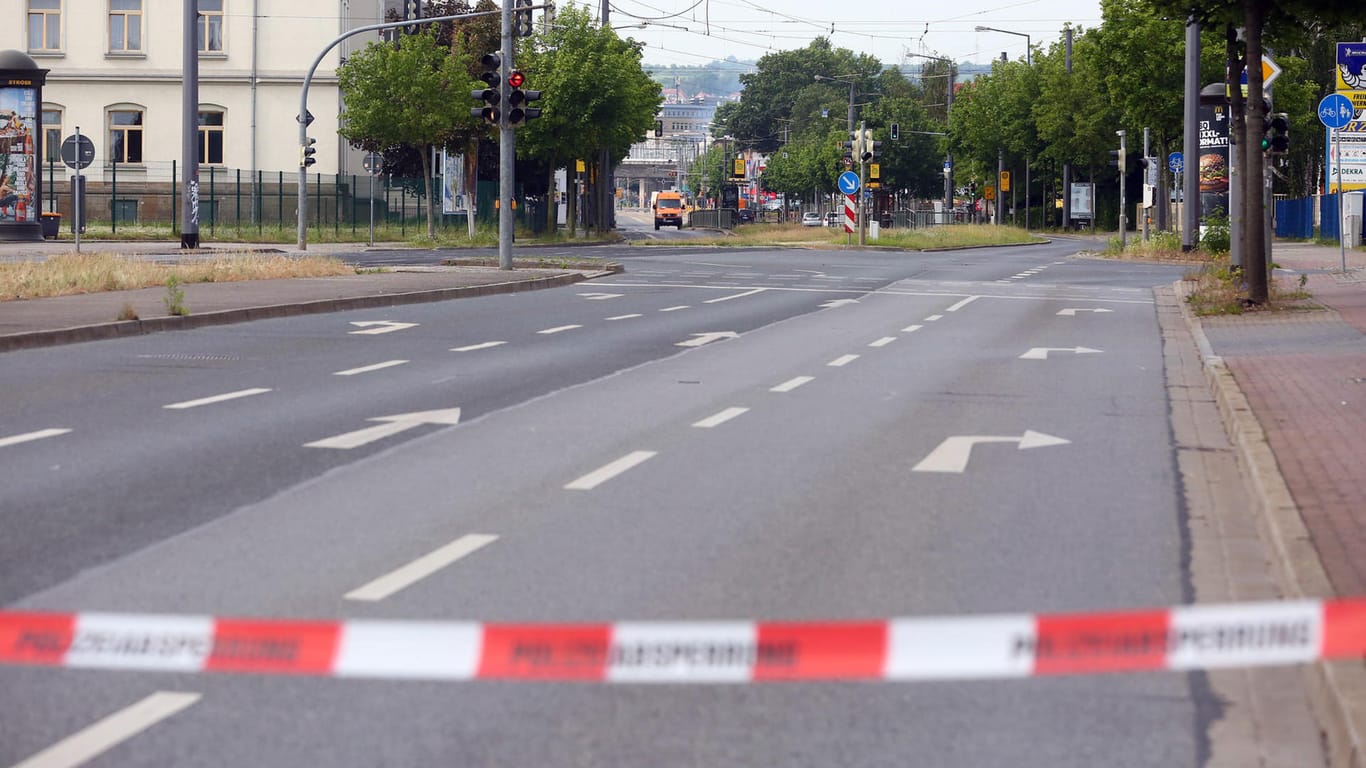 Dresden: Ein Fahrzeug der Kampfmittelbeseitigung fährt aus dem 500 Meter von der Bombe entfernten Sperrkreis. Nach der Teildetonation der in Dresden gefundenen Fliegerbombe bewertet die Polizei die Situation als schwierig und gefährlich.