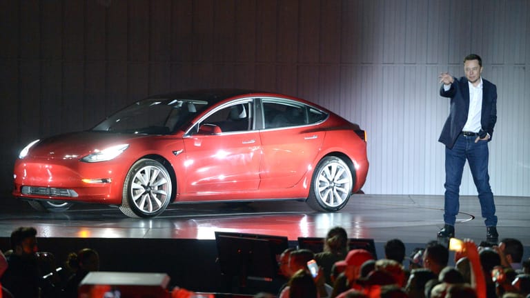 Großer Auftritt: Tesla-Chef Elon Musk stellt im Juli 2017 das Model 3 vor. Kurz darauf liegen bereits hunderttausende Vorbestellungen vor.