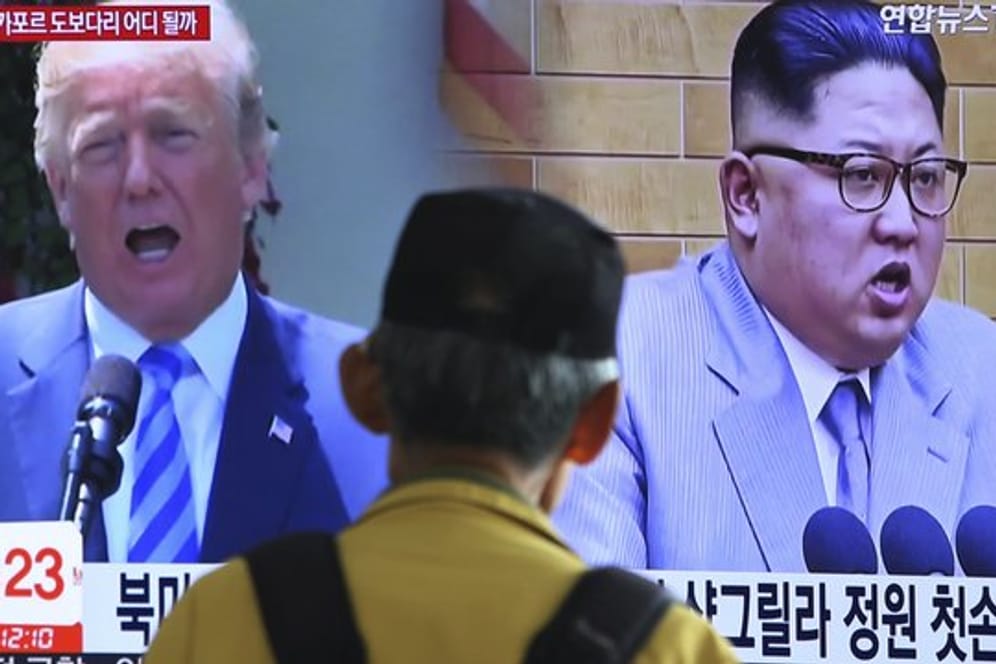 Kim Jong Un (r) und Donald Trump während einer Nachrichtensendung auf einem TV-Bildschirm in Seoul.