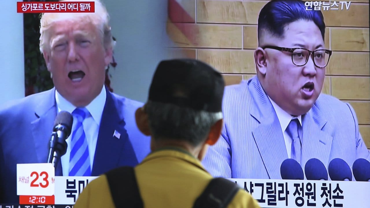 Kim Jong Un (r) und Donald Trump während einer Nachrichtensendung auf einem TV-Bildschirm in Seoul. Kim Jong Un (r) und Donald Trump während einer Nachrichtensendung auf einem TV-Bildschirm in Seoul.