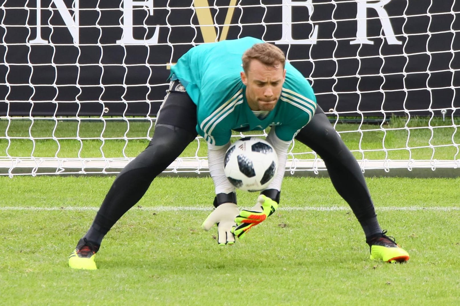 Manuel Neuer im Trainingslager der Nationalelf: Der Torwart absolviert das volle Programm – ohne Beschwerden.