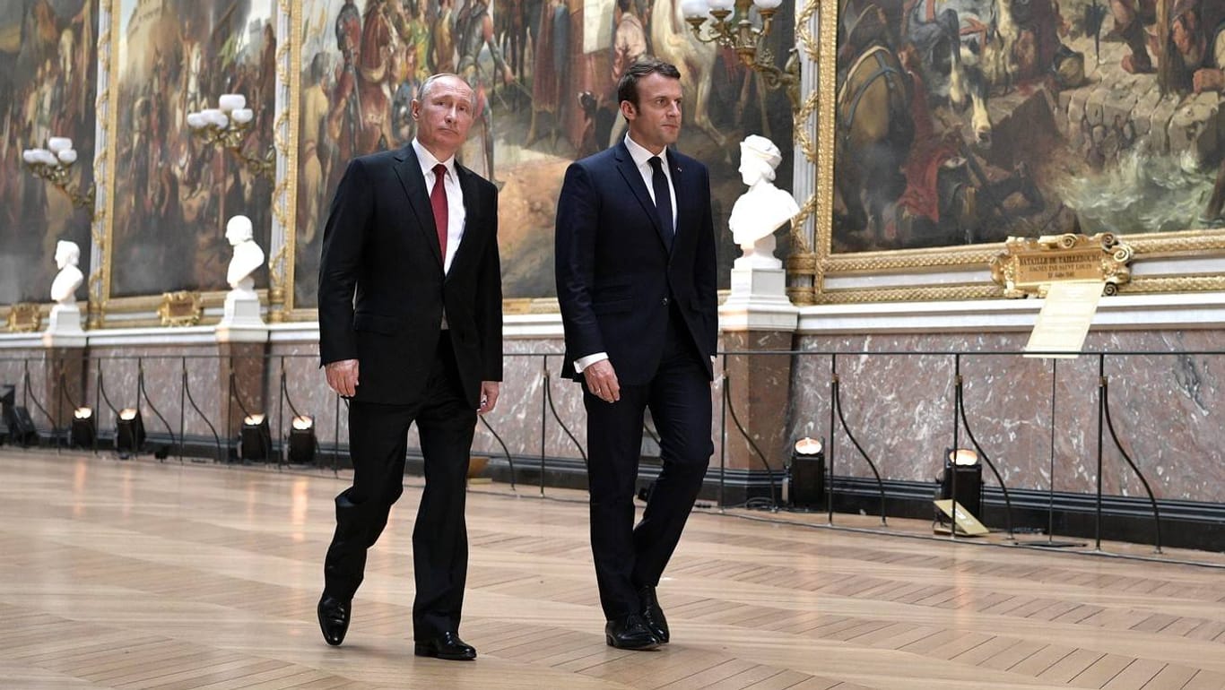 Wladimir Putin bei seinem Frankreichbesuch 2017 mit Emmanuel Macron im Schloss Versailles: Putin wird sich bei Macrons Besuch in St. Petersburg mit der ganz großen politischen Bühne revanchieren.