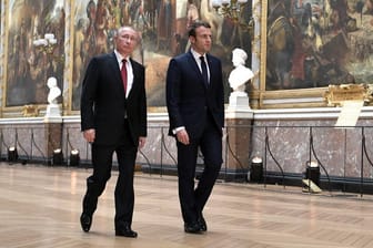 Wladimir Putin bei seinem Frankreichbesuch 2017 mit Emmanuel Macron im Schloss Versailles: Putin wird sich bei Macrons Besuch in St. Petersburg mit der ganz großen politischen Bühne revanchieren.