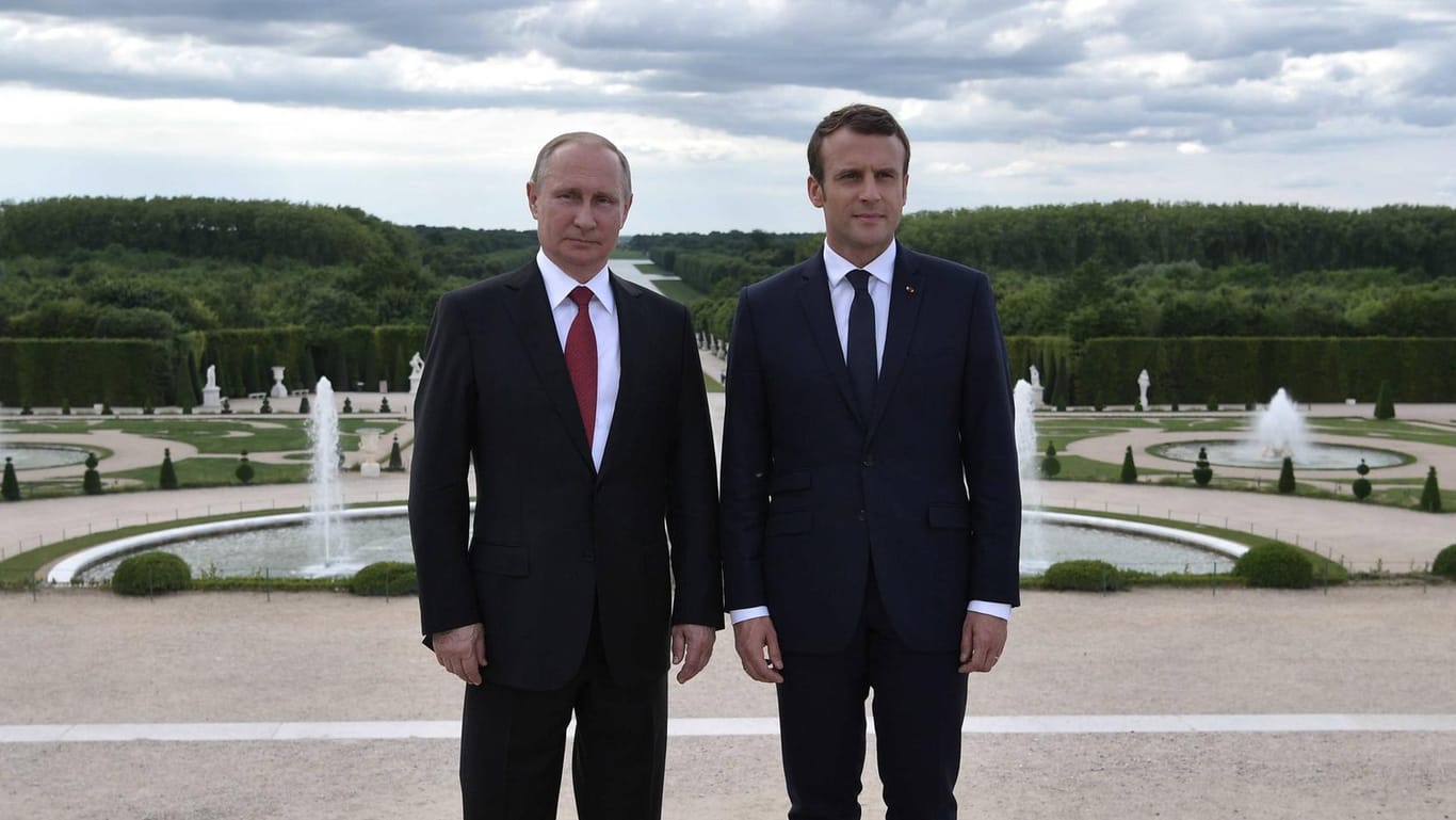 Putin und Macron posieren vor den Gartenanlagen von Versailles: Trotz vieler Meinungsverschiedenheiten: Der französische Präsident strebt einen "substanziellen Dialog" mit seinem russischen Kollegen an.
