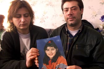 Hilal Ercans Eltern: Ayla (l) und Kamil Ercan zeigen in ihrer Wohnung im Hamburger Stadtteil Lurup ein Foto ihrer vermissten Tochter.