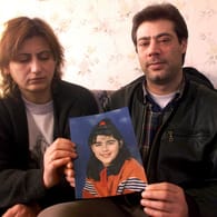 Hilal Ercans Eltern: Ayla (l) und Kamil Ercan zeigen in ihrer Wohnung im Hamburger Stadtteil Lurup ein Foto ihrer vermissten Tochter.