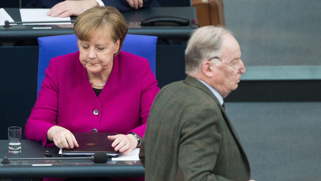 Alexander Gauland läuft im Bundestag an Bundeskanzlerin Angela Merkel vorbei: Bei den Wählern von AfD und Union gibt es deutliche Unterschiede, was die Erwartungen in die Zukunft betrifft.