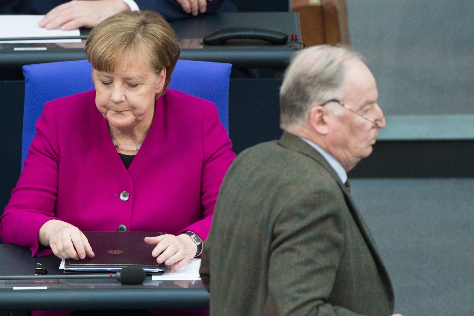 Alexander Gauland läuft im Bundestag an Bundeskanzlerin Angela Merkel vorbei: Bei den Wählern von AfD und Union gibt es deutliche Unterschiede, was die Erwartungen in die Zukunft betrifft.