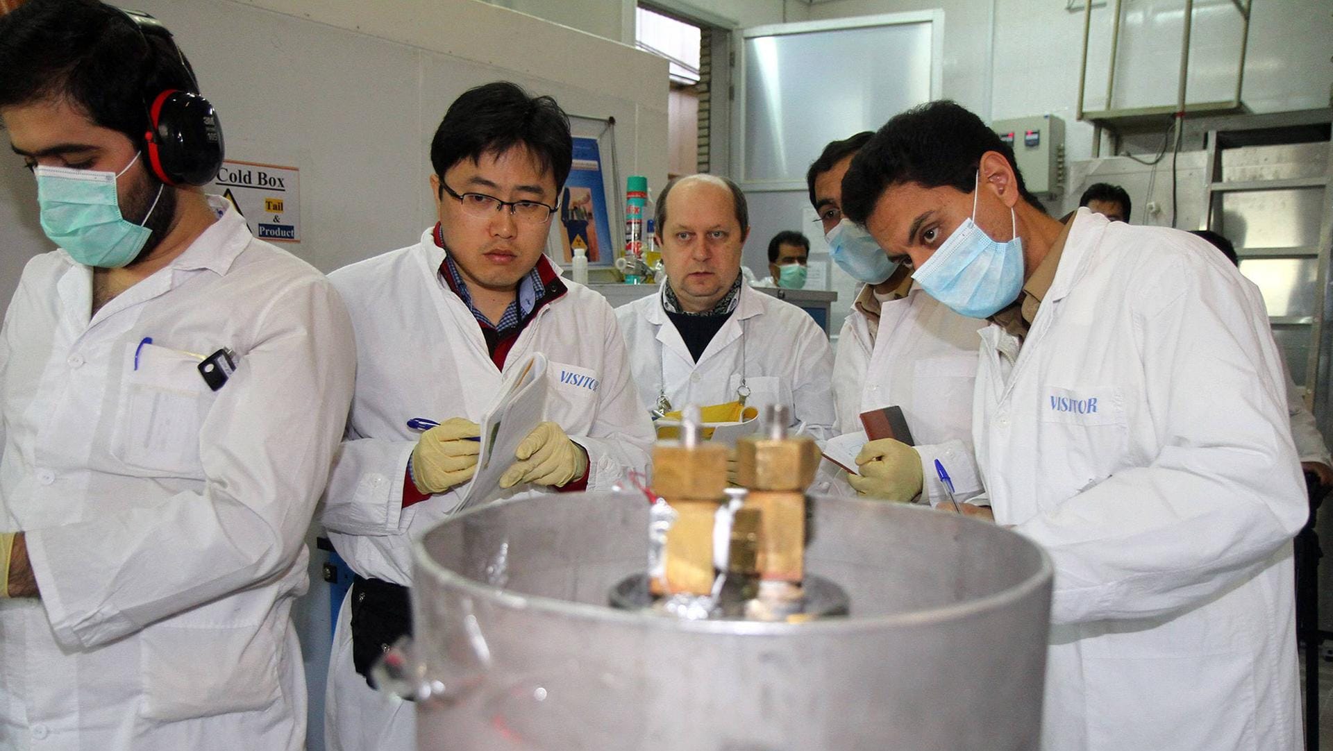 IAEA-Inspektoren in der iranischen Nuklear-Anlage Natans im Jahr 2014: Der Iran soll den Inspektoren schneller Zugang zu Einrichtungen einräumen. IAEA-Inspektoren in der iranischen Nuklear-Anlage Natans im Jahr 2014: Der Iran soll den Inspektoren schneller Zugang zu Einrichtungen einräumen.