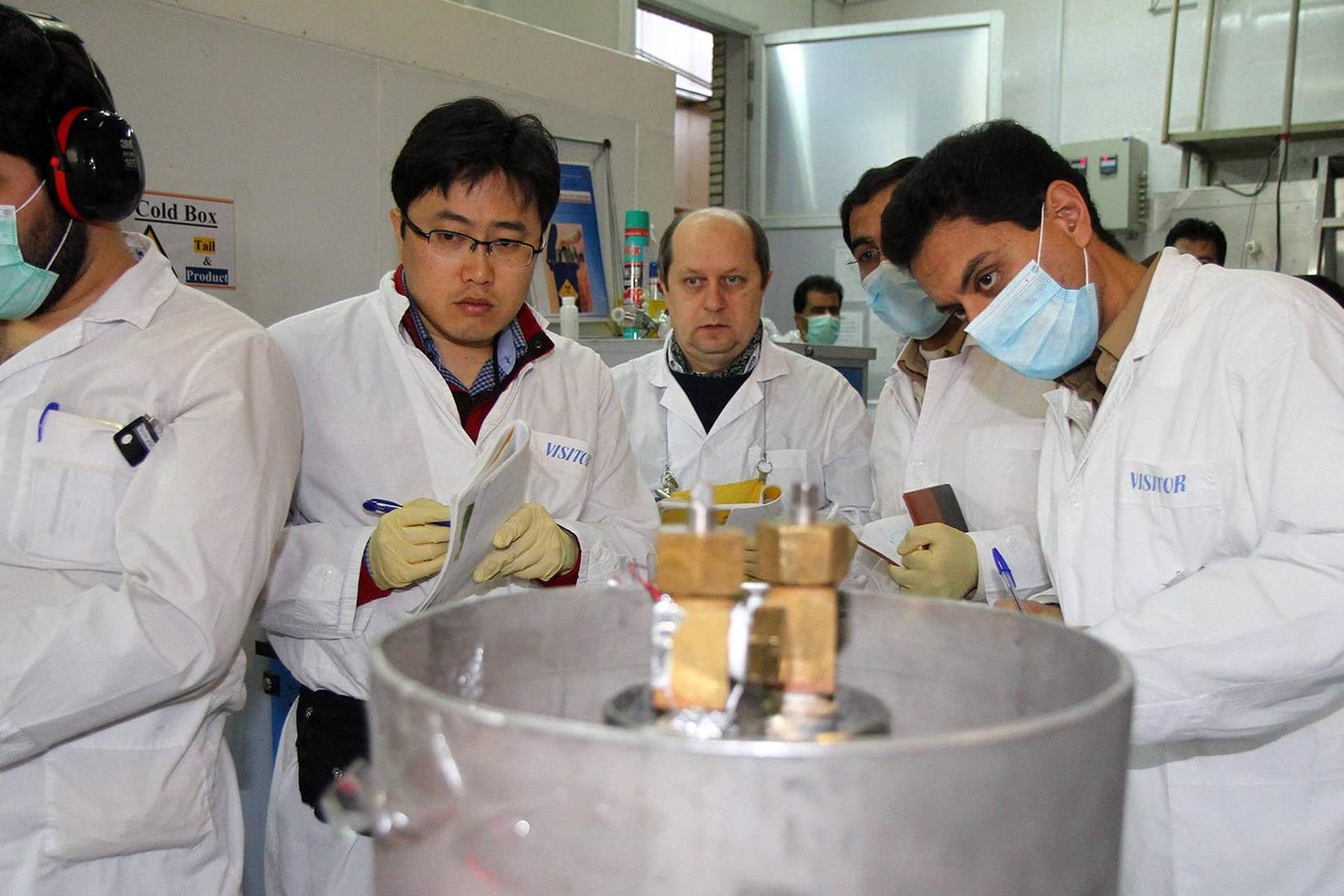 IAEA-Inspektoren in der iranischen Nuklear-Anlage Natans im Jahr 2014: Der Iran soll den Inspektoren schneller Zugang zu Einrichtungen einräumen.