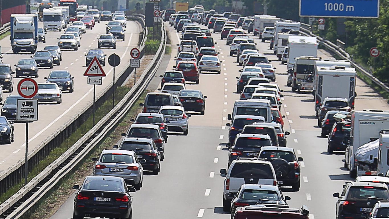 Volle Autobahnen: die Automobilclubs erwarten über Ostern viele Staus auf deutschen Straßen.