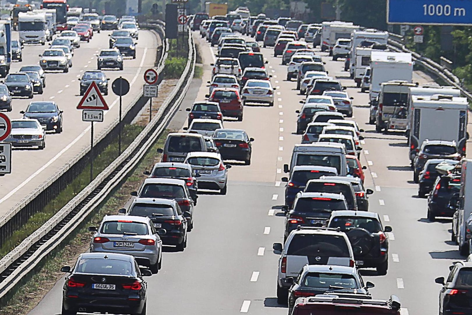 Volle Autobahnen: die Automobilclubs erwarten über Ostern viele Staus auf deutschen Straßen.