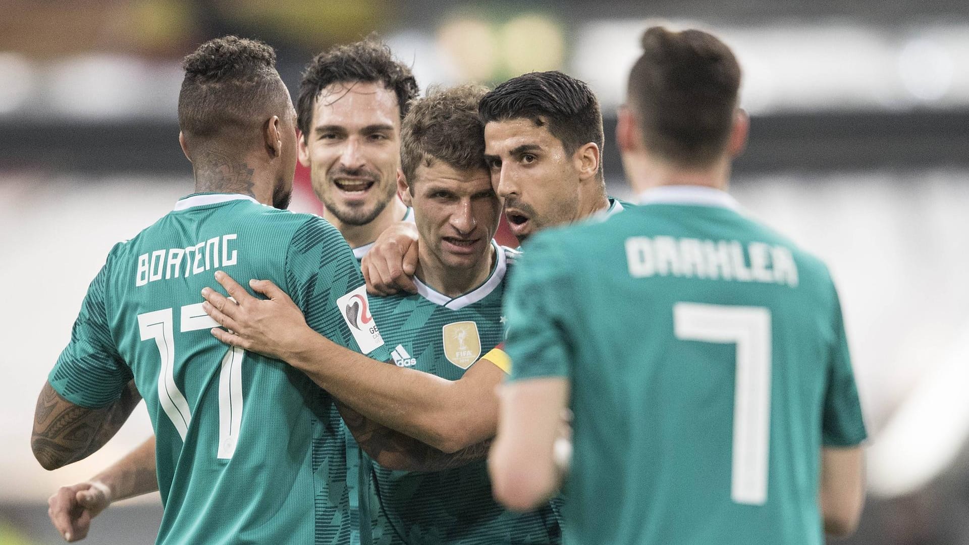 Thomas Müller (3.v.l.) nach seinem Tor zum 1:1 im Testspiel gegen Spanien mit Boateng (v.l.), Hummels, Khedira und Draxler.