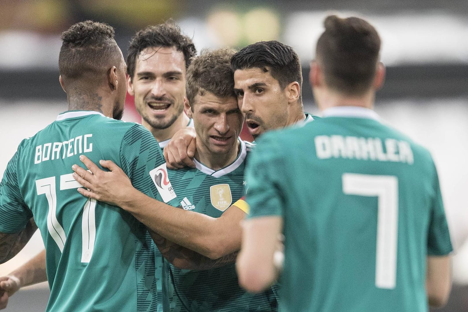 Thomas Müller (3.v.l.) nach seinem Tor zum 1:1 im Testspiel gegen Spanien mit Boateng (v.l.), Hummels, Khedira und Draxler.