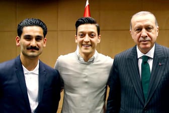 Ilkay Gündogan (li.) und Mesut Özil (Mi..) mit dem türkischen Präsidenten Recep Tayyip Erdogan: Das Treffen war Auslöser für die wüste Beschimpfung von SPD-Politiker Bernd Holzhauer.