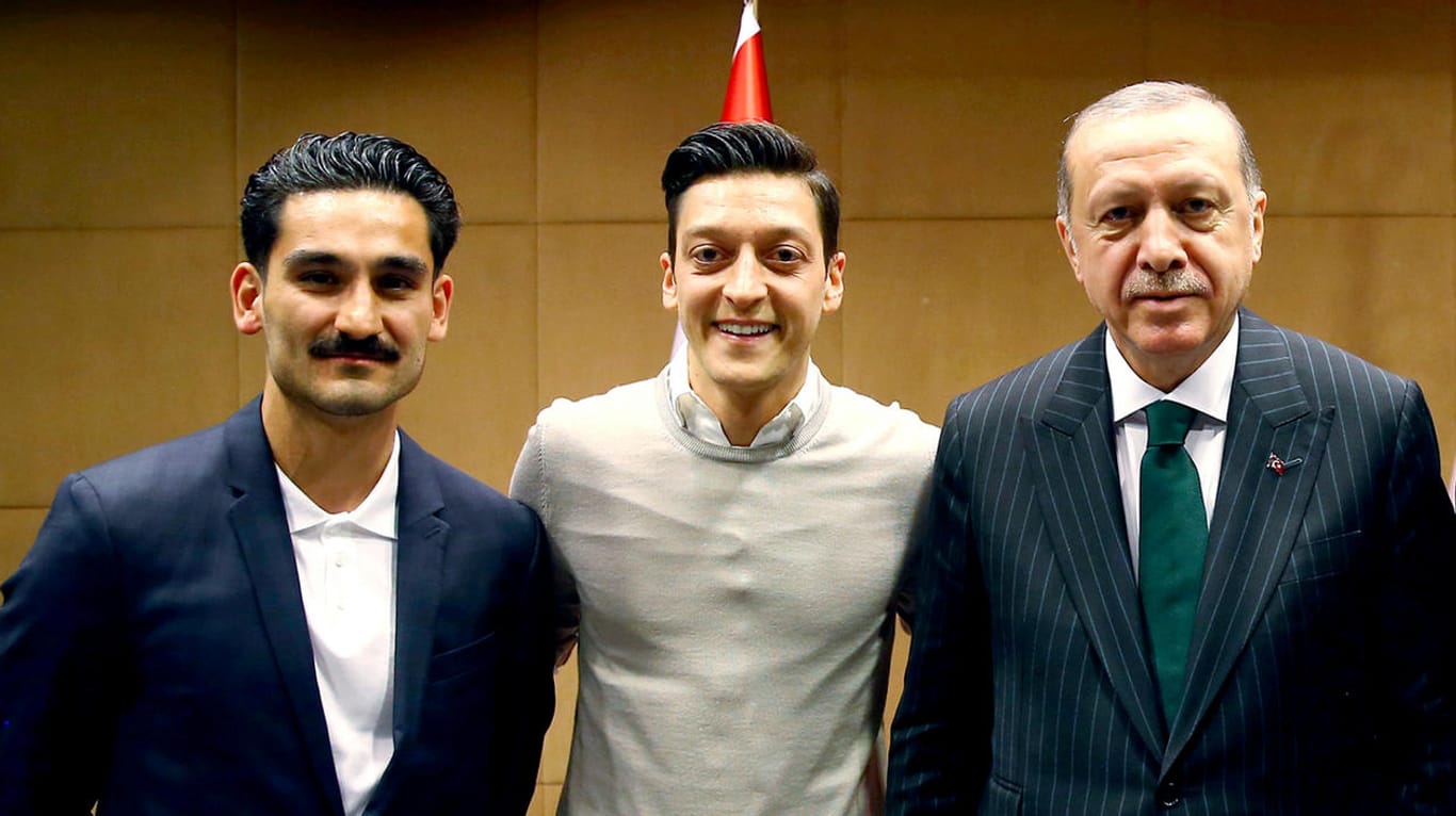 Ilkay Gündogan (li.) und Mesut Özil (Mi..) mit dem türkischen Präsidenten Recep Tayyip Erdogan: Das Treffen war Auslöser für die wüste Beschimpfung von SPD-Politiker Bernd Holzhauer.