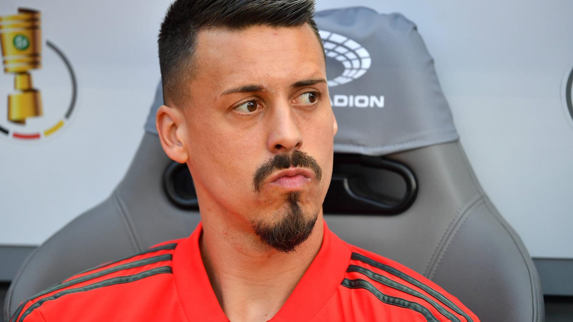 Sandro Wagner beim Pokalfinale auf der Ersatzbank des FC Bayern. Er wurde kurz vor Schluss eingewechselt, konnte an der Niederlage nichts mehr ändern und sorgte anschließend für den nächsten Skandal.