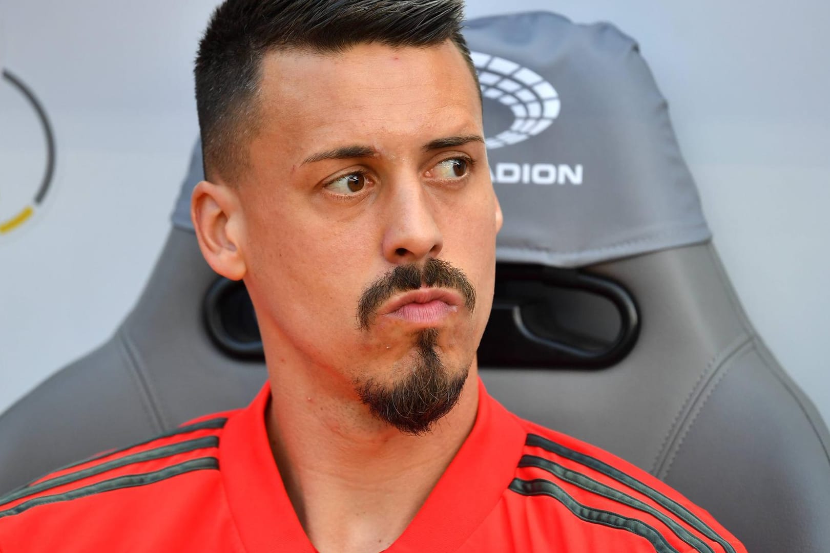 Sandro Wagner beim Pokalfinale auf der Ersatzbank des FC Bayern. Er wurde kurz vor Schluss eingewechselt, konnte an der Niederlage nichts mehr ändern und sorgte anschließend für den nächsten Skandal.