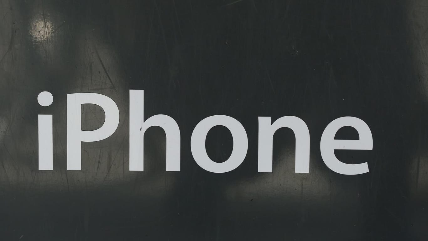 iPhone-Schriftzug: Apple entschädigt Kunden, die den Akku eines gedrosselten iPhones tauschen ließen.