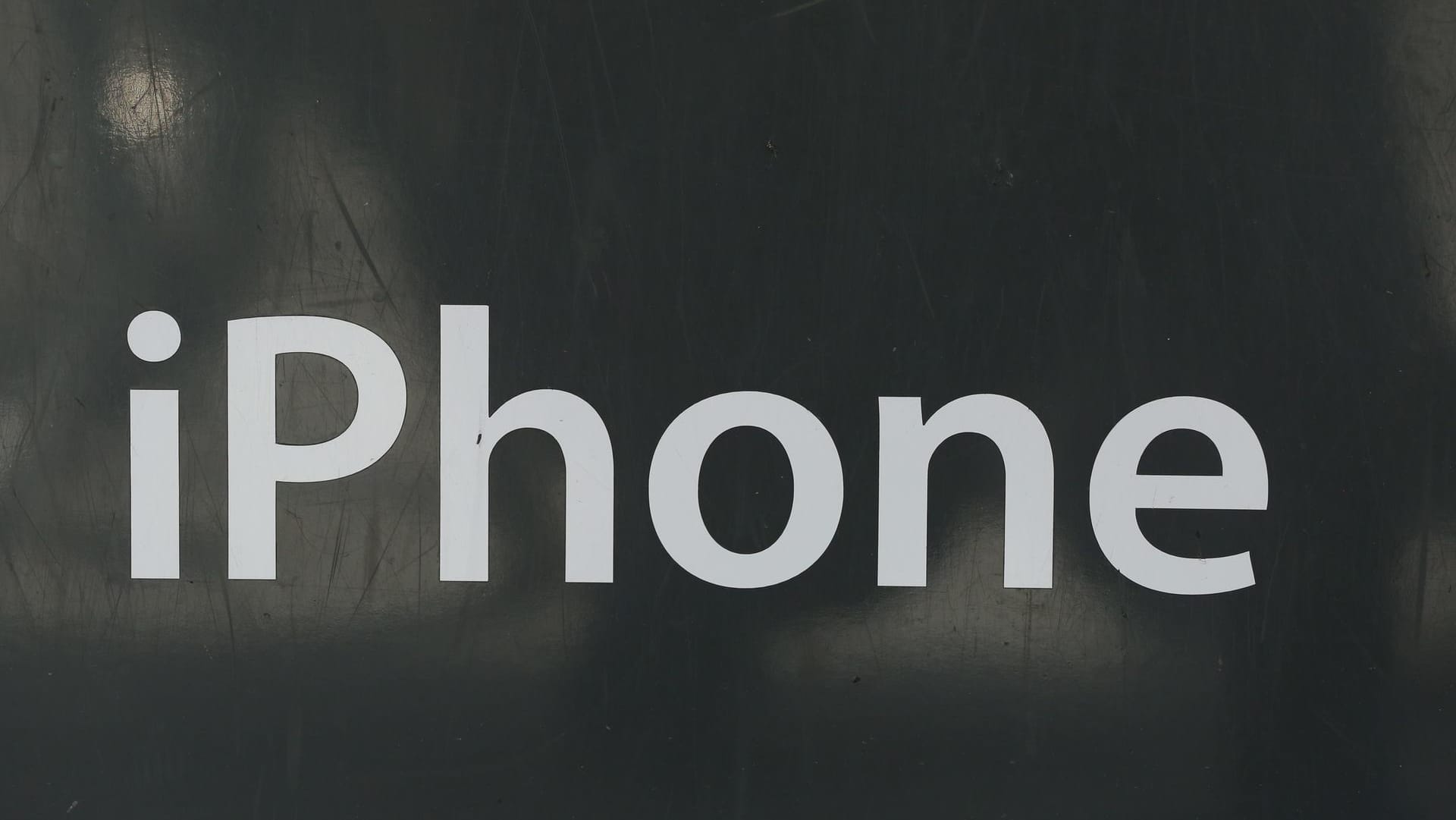 iPhone-Schriftzug: Apple entschädigt Kunden, die den Akku eines gedrosselten iPhones tauschen ließen. iPhone-Schriftzug: Apple entschädigt Kunden, die den Akku eines gedrosselten iPhones tauschen ließen.