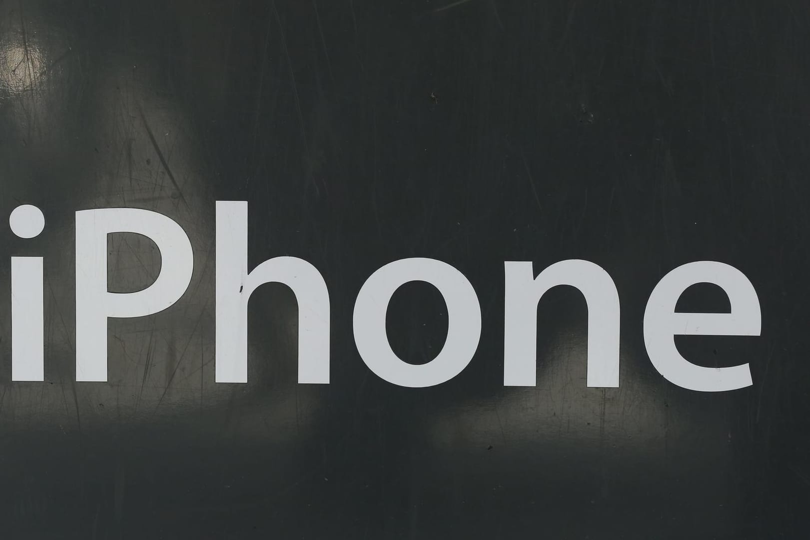 iPhone-Schriftzug: Apple entschädigt Kunden, die den Akku eines gedrosselten iPhones tauschen ließen.