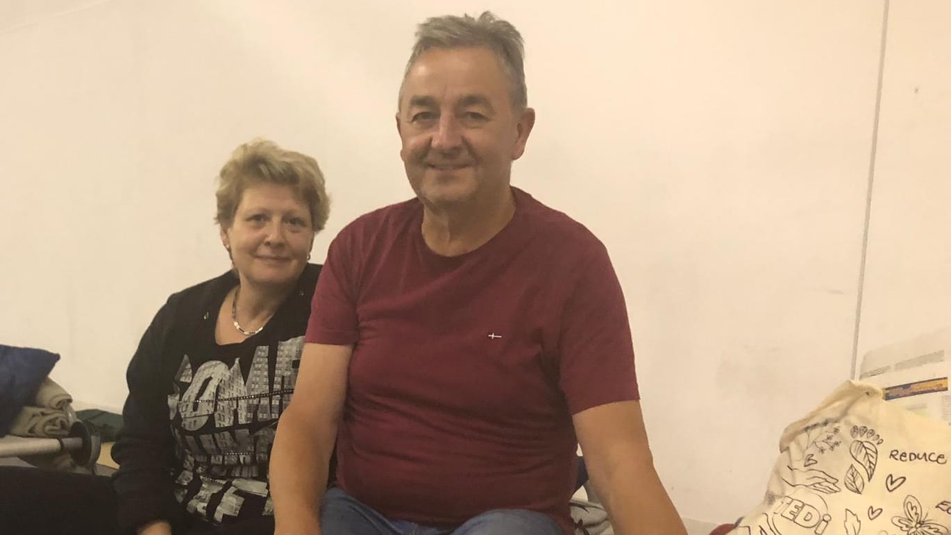 36 Stunden in der Notunterkunft — und dann befürchten, rausgeworfen zu werden: Gina Langenbach (55) und Hans-Joachim Queißert (64) gehörten zu den mehr als Tausend Dresdnern, die am Mittwochmorgen in eine Halle der Messe Dresden ziehen mussten.