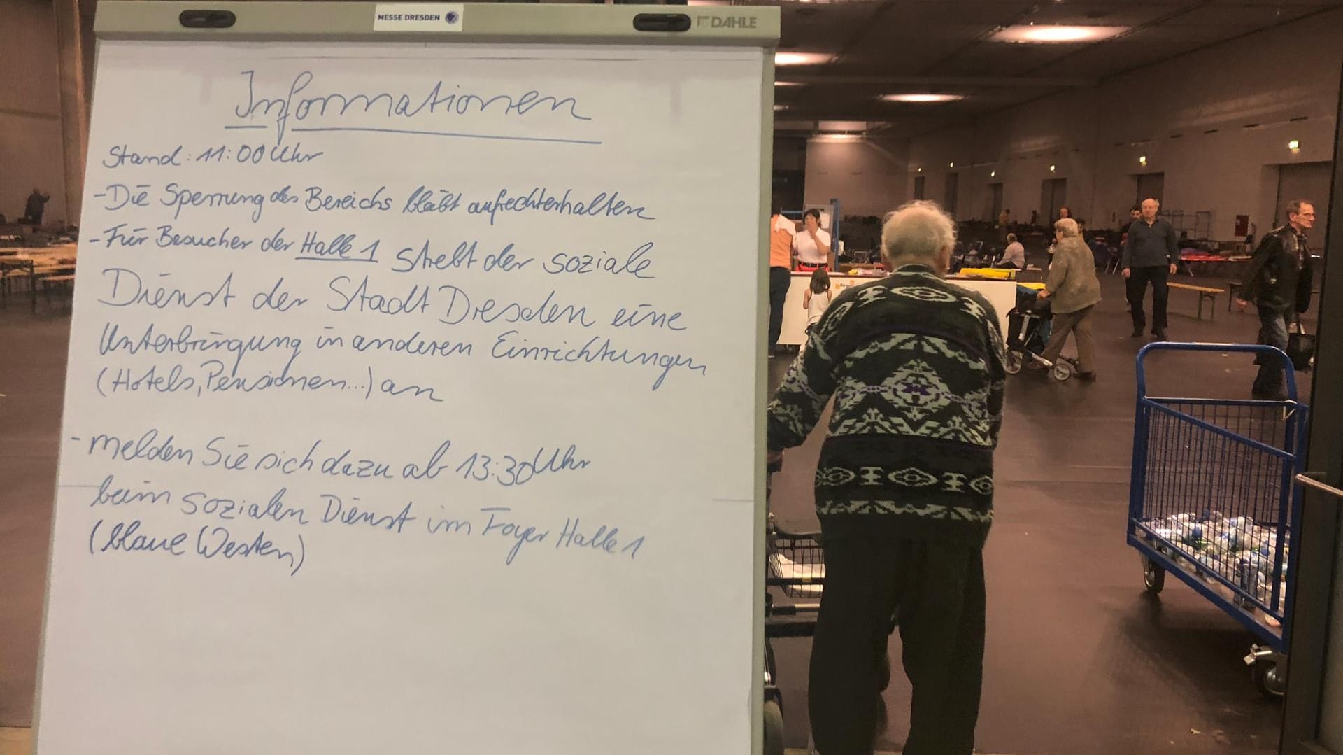 Missverständliches Angebot: In der Halle der Messe dachten untergebrachte Menschen, sie werden rausgeworfen und müssen zahlen. Doch dann hieß es, dass die Notunterkunft notfalls weiter geöffnet bleibt.