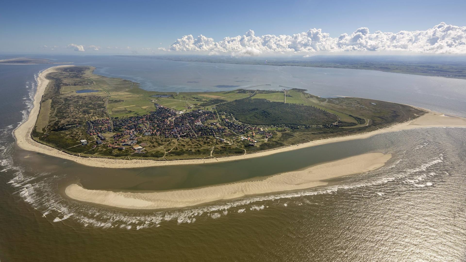 Die Insel Langeoog von oben: Die Bewohner befürchten wegen des Klimawandels mehr Sturmfluten und den Anstieg des Meeresspiegels.